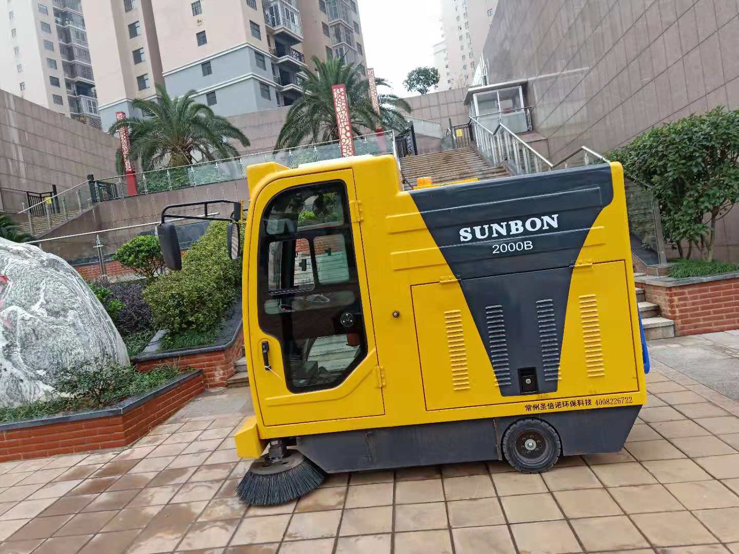 浙江某工厂采购圣倍诺2000B型驾驶式电动扫地车