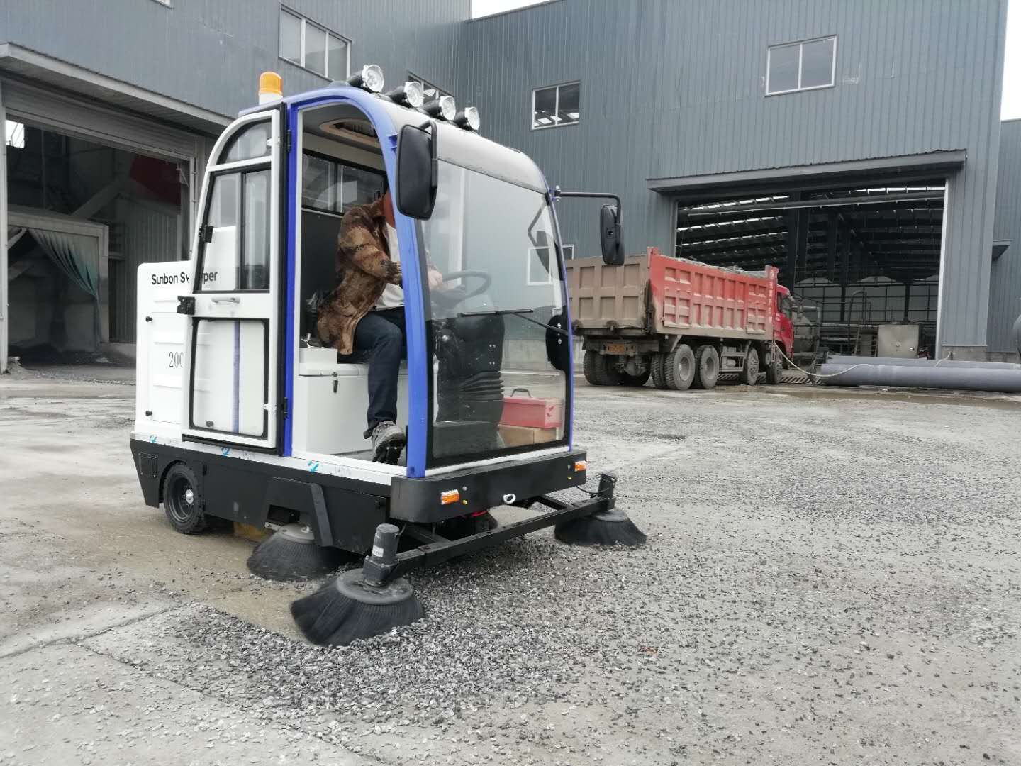 电动扫地机进驻河南驻马店某建材厂