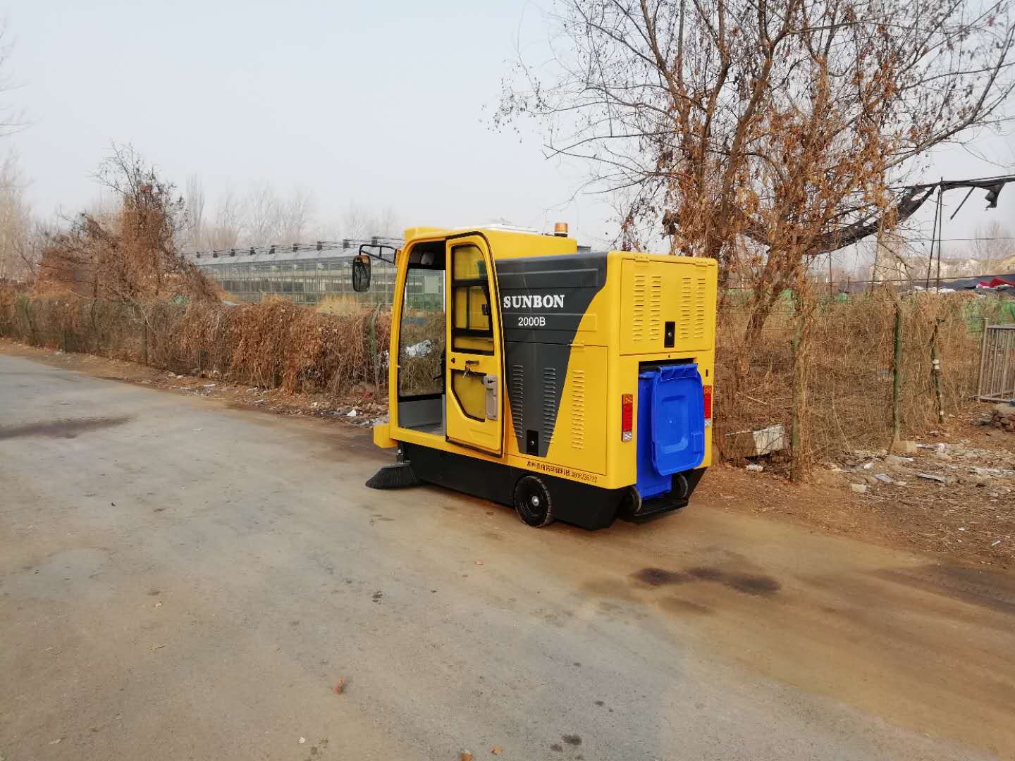 驾驶式电动扫地车