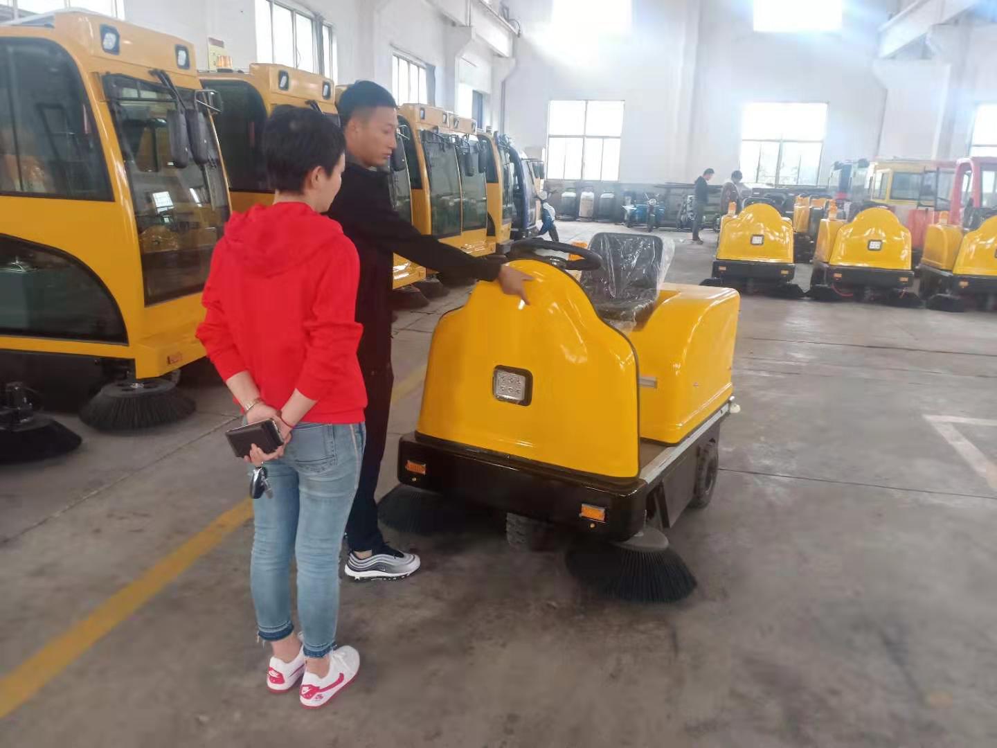 南京某机械厂采购电动扫地车