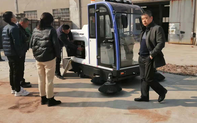 南通某集团公司来厂试扫驾驶式电动扫地车