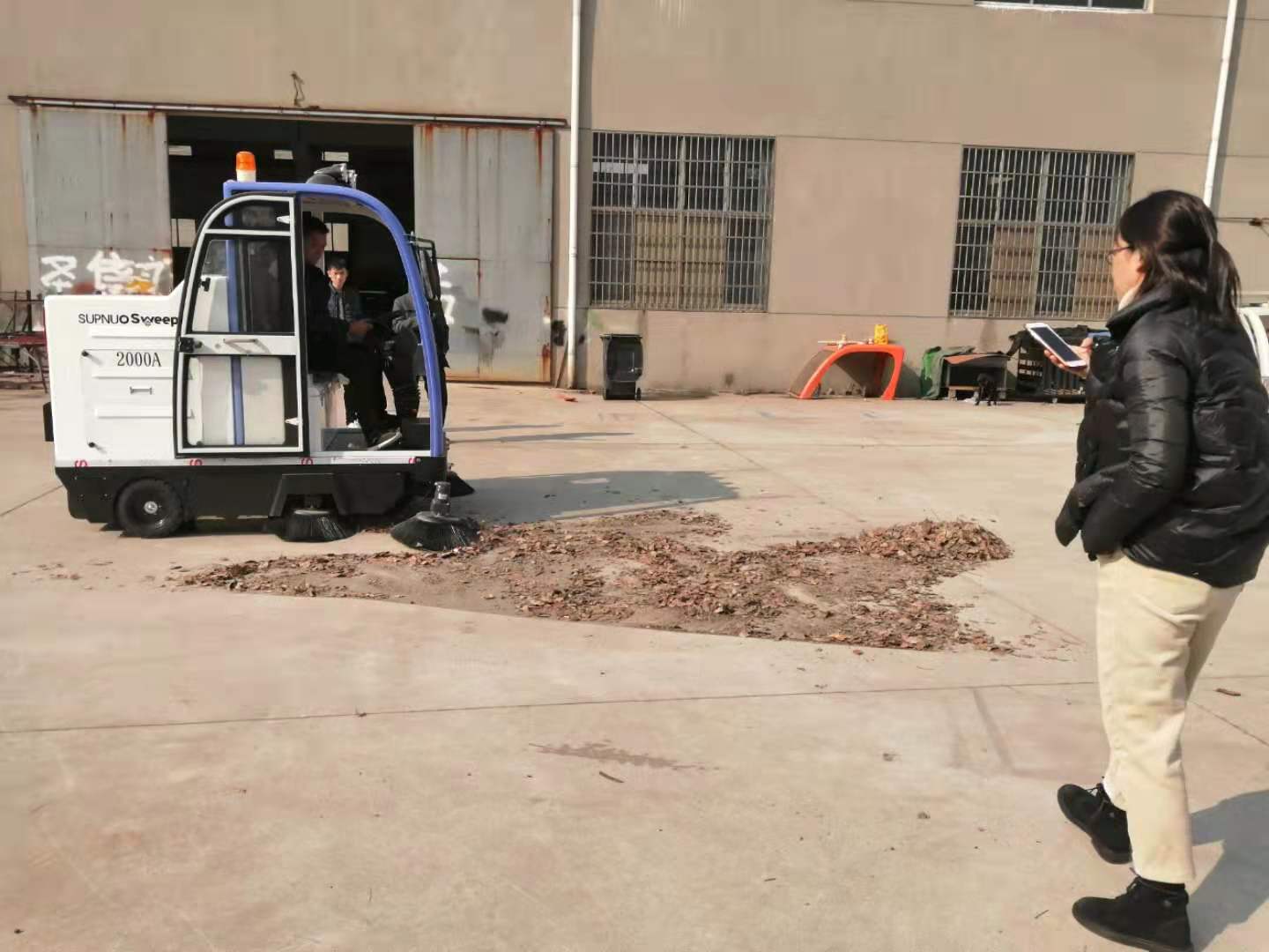 南通某集团公司来厂试扫驾驶式电动扫地车