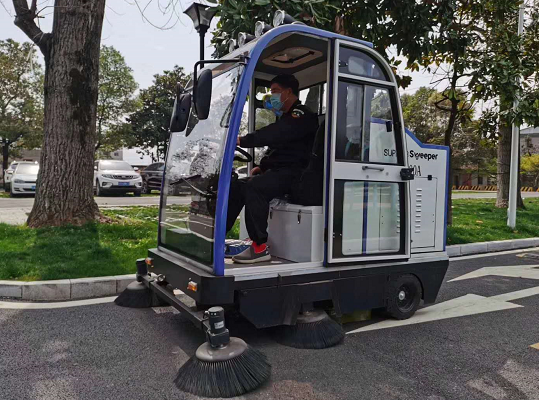 泗洪某机械厂采购圣倍诺2000A型驾驶式电动扫地车