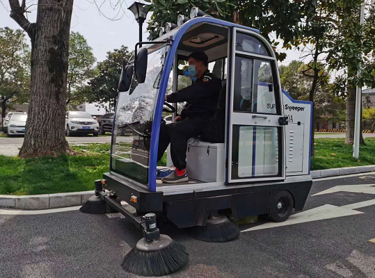 高压冲洗车和电动扫地机在公园的应用