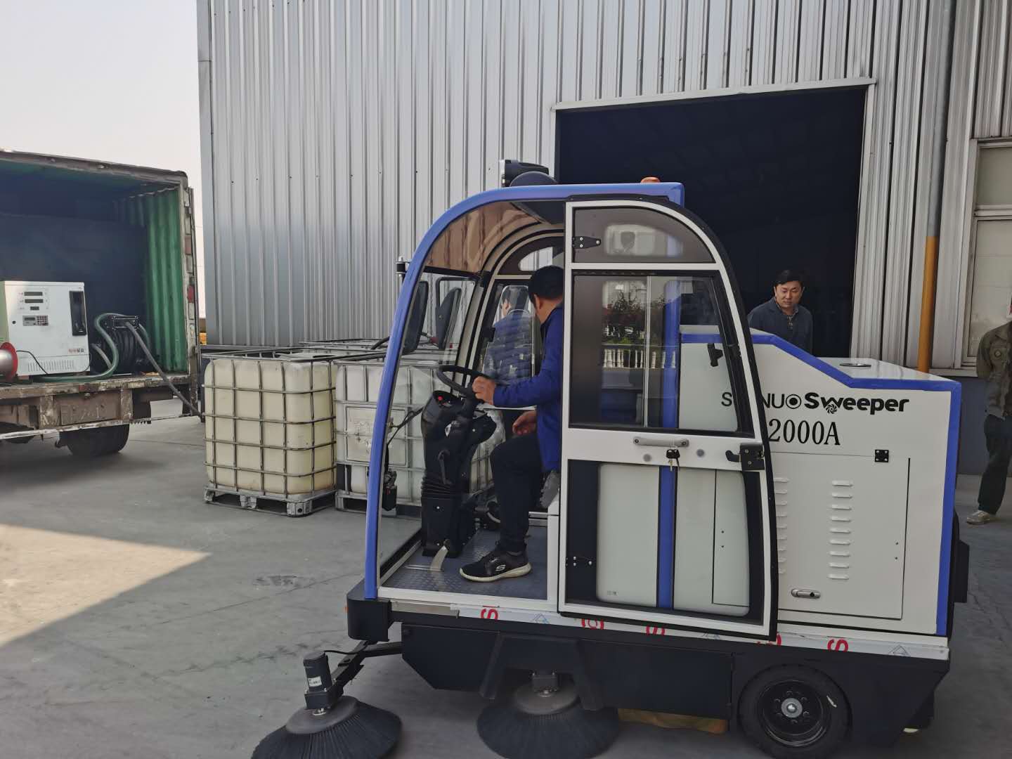 新疆某矿场咨询圣倍诺2000A电动扫地车