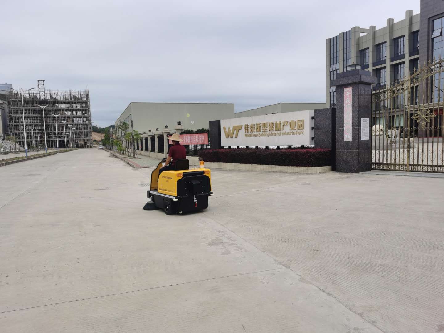 广东某新型建材产业园使用圣倍诺1400电动扫地车