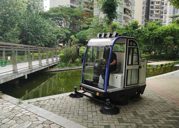 2000A型电动扫地车进驻深圳平湖某社区