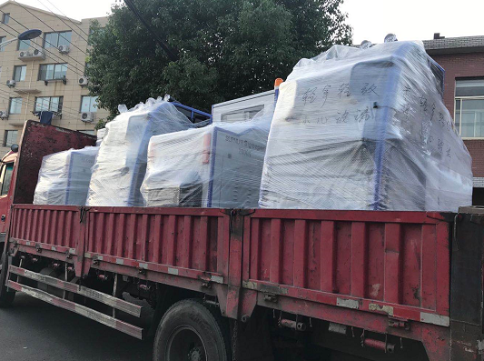 圣倍诺员工高温下加班赶制全封闭电动扫地车
