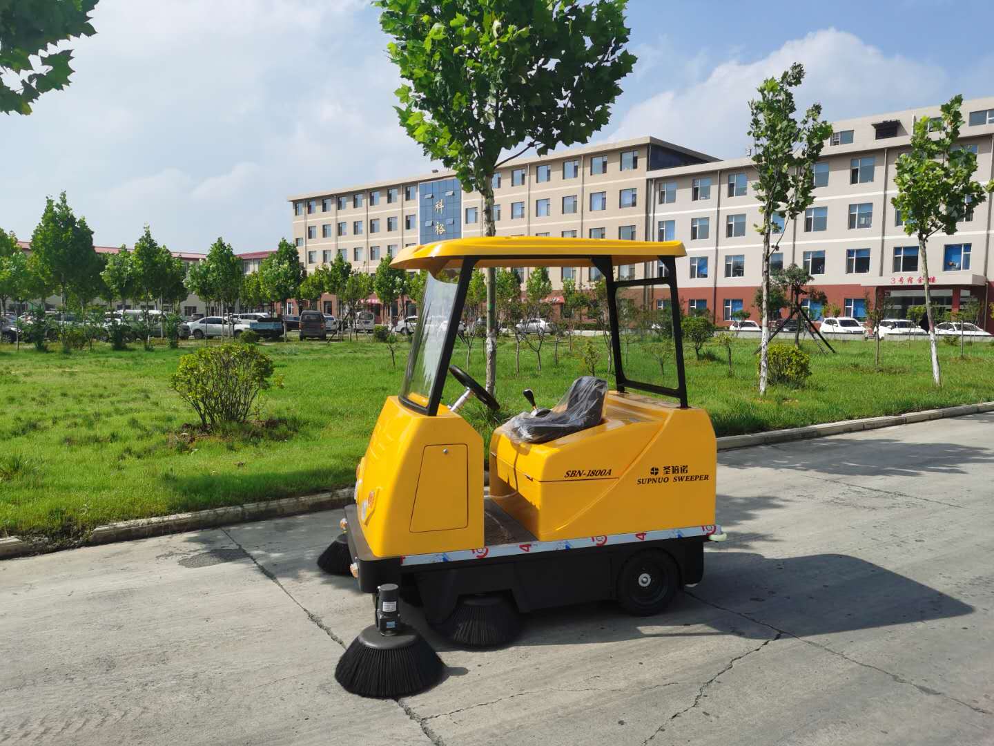 1800扫地车进驻山西晋城某化工企业