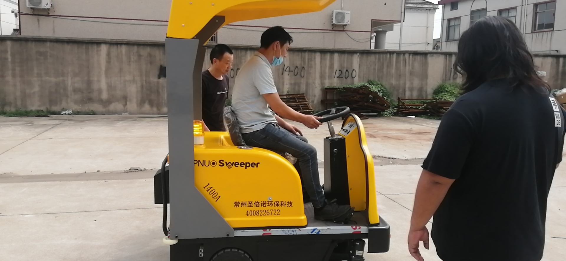 江西九江客户来厂考察体验电动扫地机