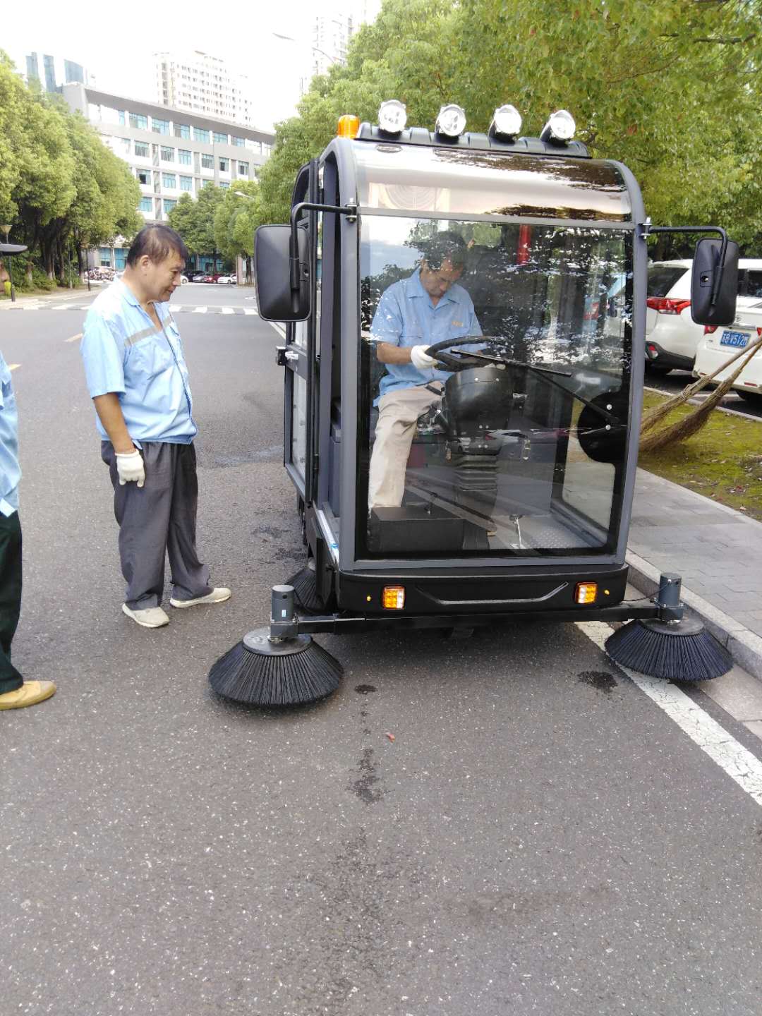 电动清扫车进驻山东淄博某学校