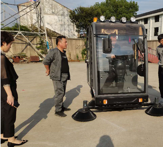 山东青岛客户来厂考察体验电动扫地车