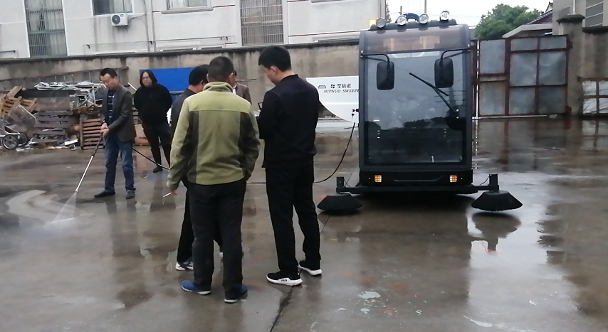 扬州某学校客户来厂考察亲自体验2000AW雾炮电动扫地机
