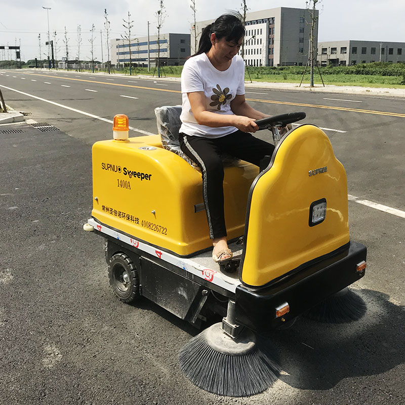 电瓶驾驶式扫地机