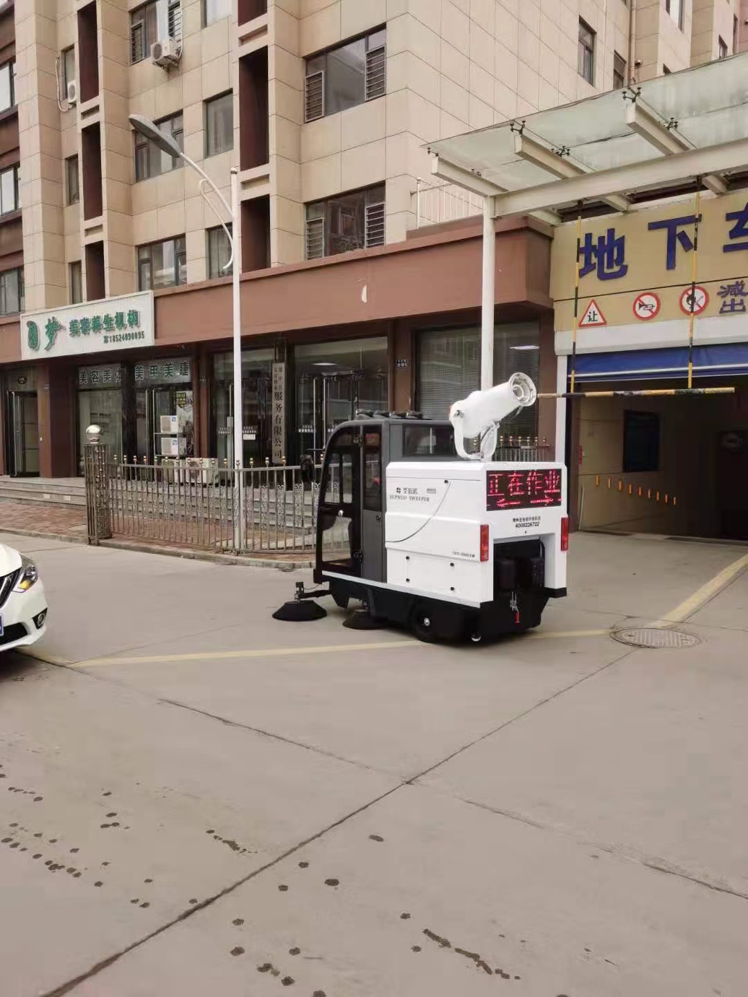 2000AW电动扫地车进驻辽宁葫芦岛某小区