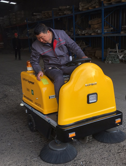 小型扫地机顺利交付扬州某灯具设备厂
