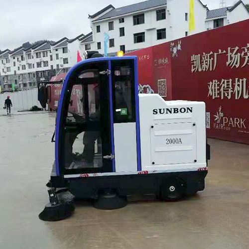 驾驶式电动扫地机