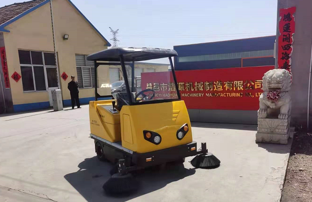 1800A厂区清扫车顺利交付山东潍坊某机械设备公司