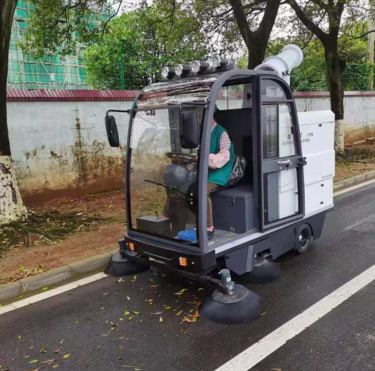 2000AW电动扫地车顺利交付广东桂林某部队