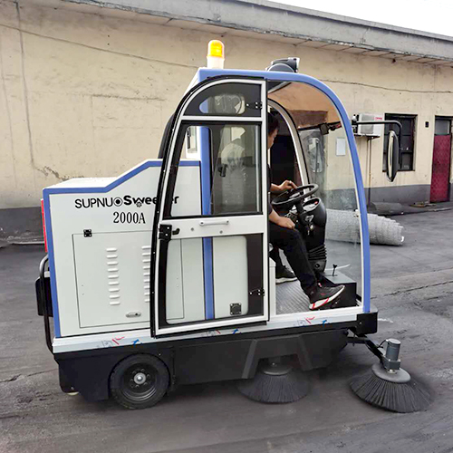 小型道路扫地车
