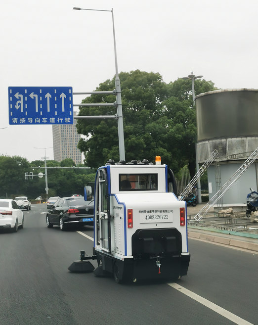 2000A电动扫地车走进常州市政府