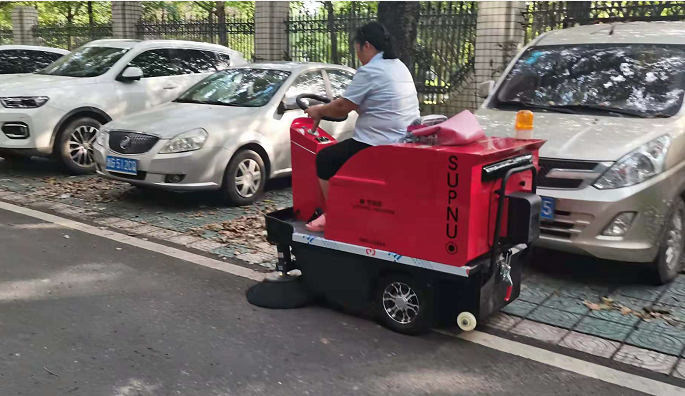 小型电动扫地车1200进驻浙江东阳某中学