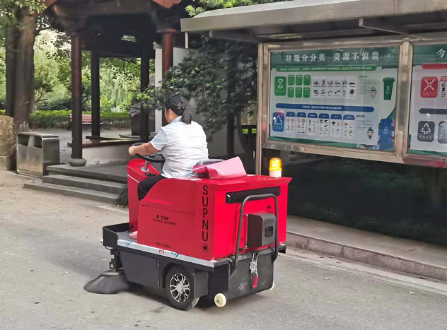 小型电动扫地车1200进驻浙江东阳某中学