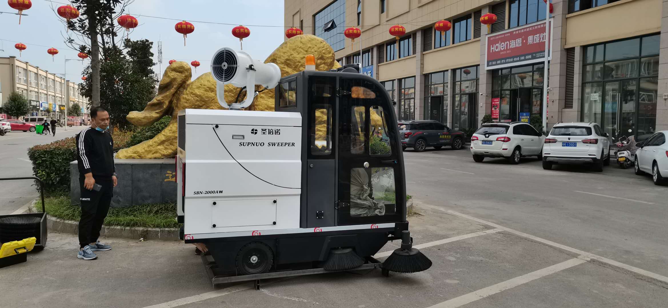 小型道路清扫车只能清洁道路上的垃圾吗？