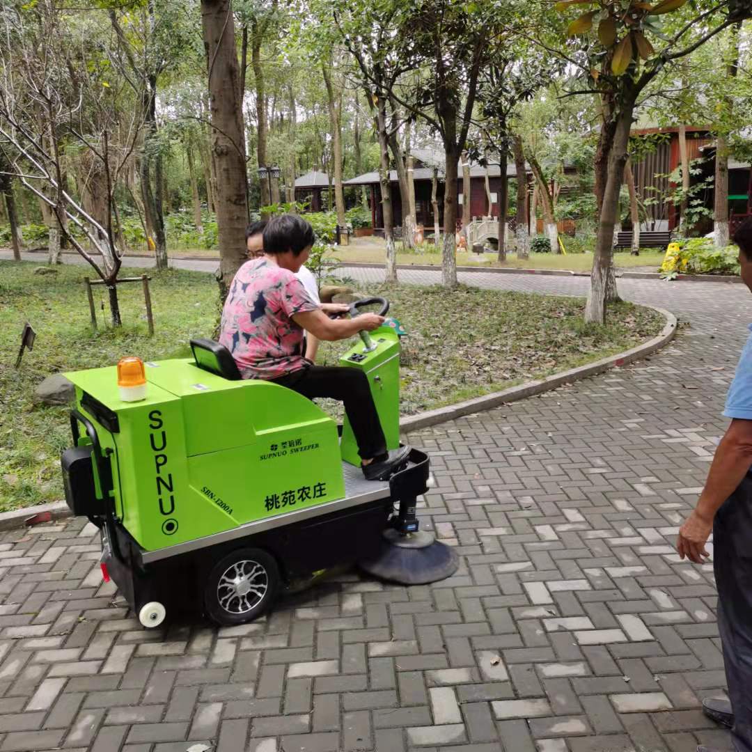 环卫电动扫地车具有保养地面的功能
