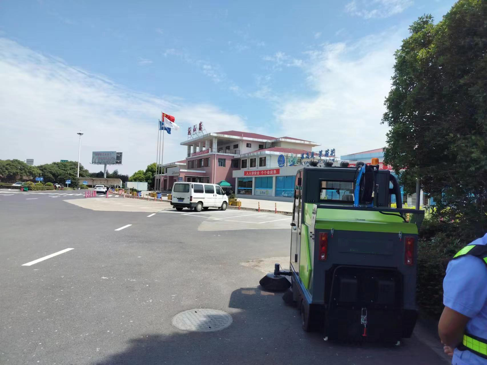 宽敞驾驶室，全景视野，舒适座椅，电动清扫车