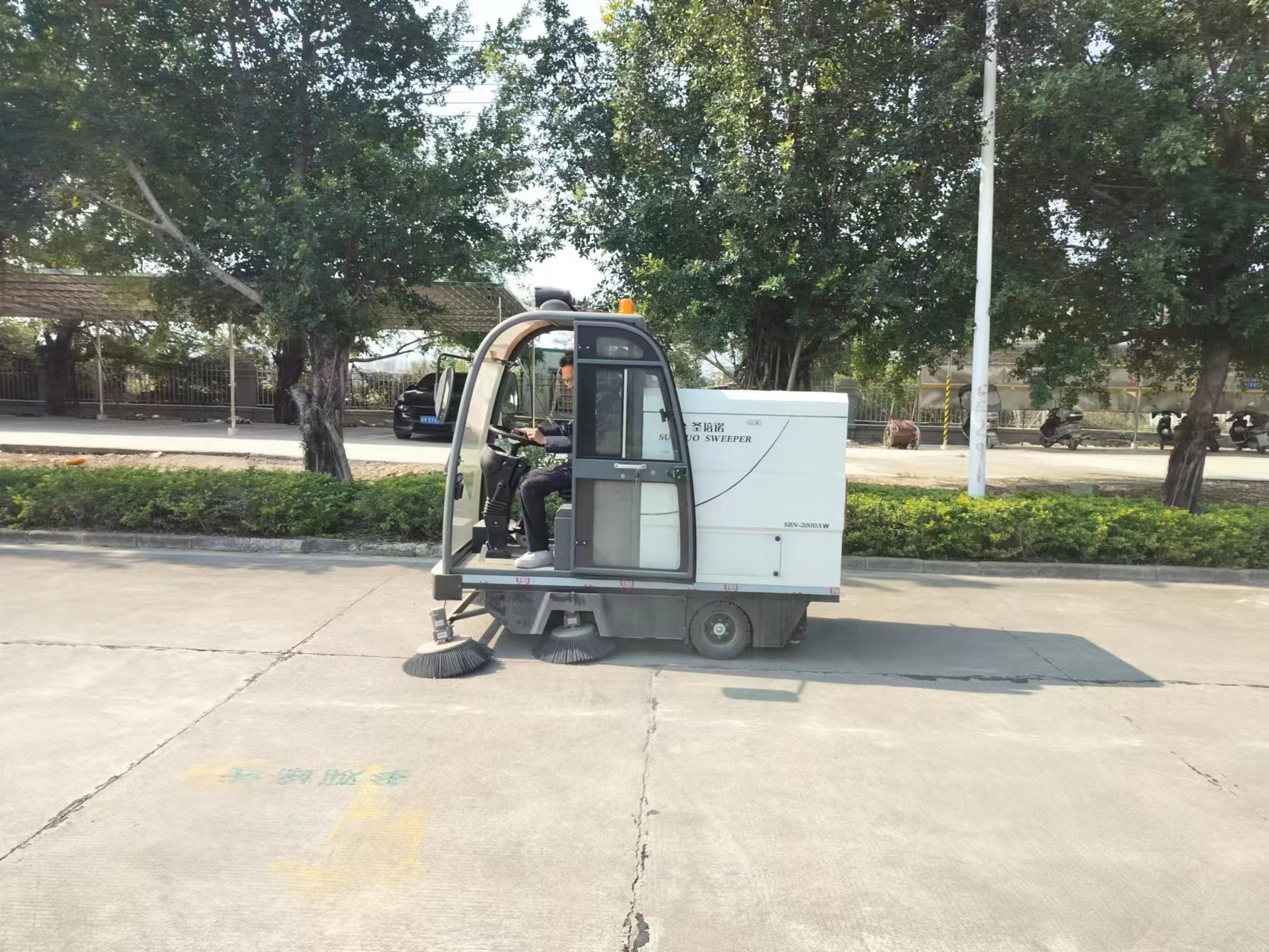 电动小型清扫车逐渐成为户外停车场保洁的得力助手