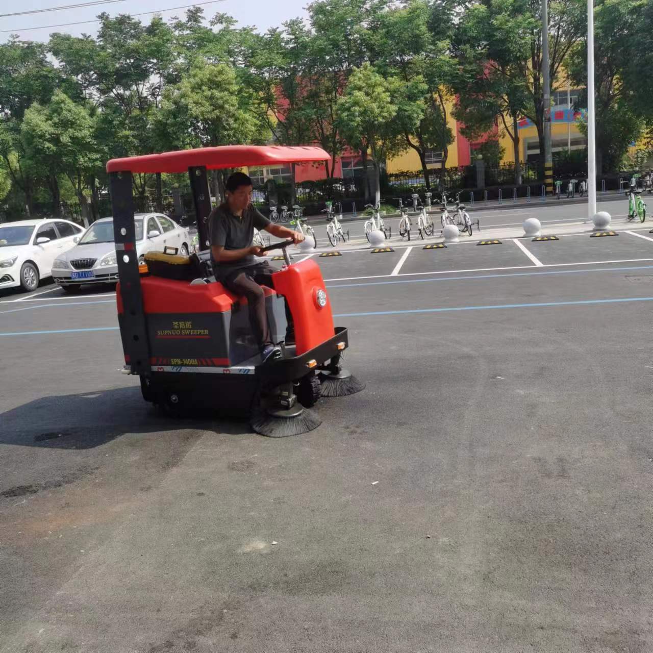 电动扫地车解决秋冬季节落叶难题