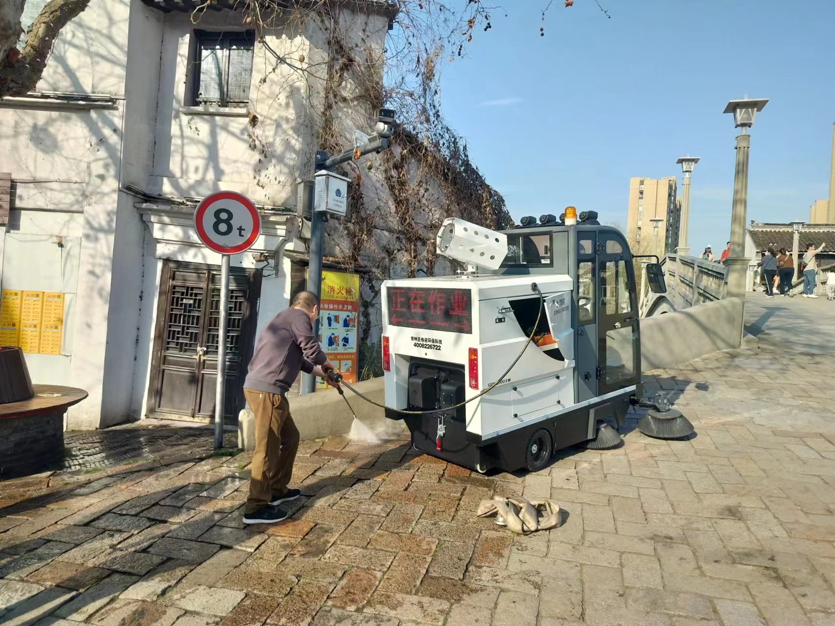 环卫电动扫地车给我们带来了便利，我们可以快速完成任务