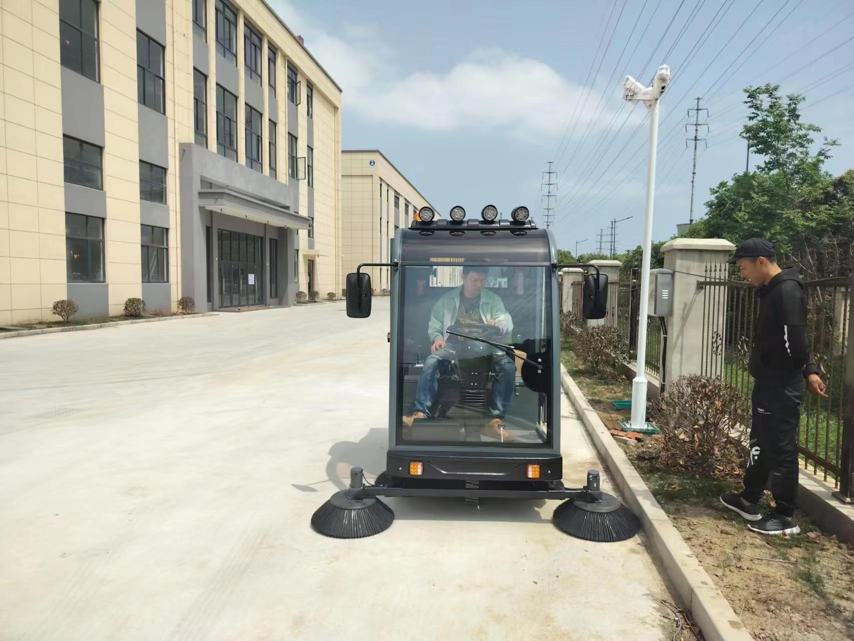驾驶室电动扫地机：提高社区清洁度的利器