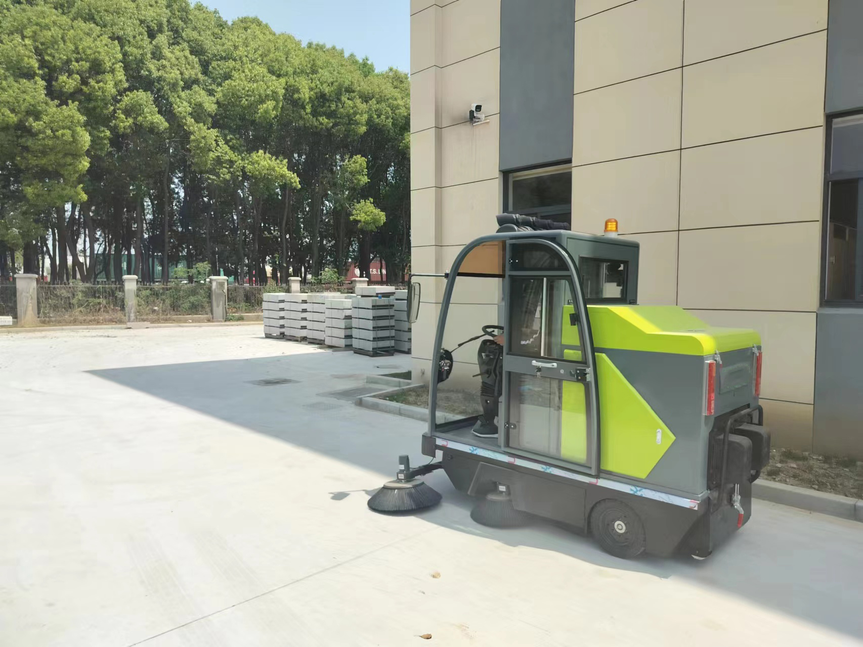 环卫扫地车是一种新型的环保地面清洁设备