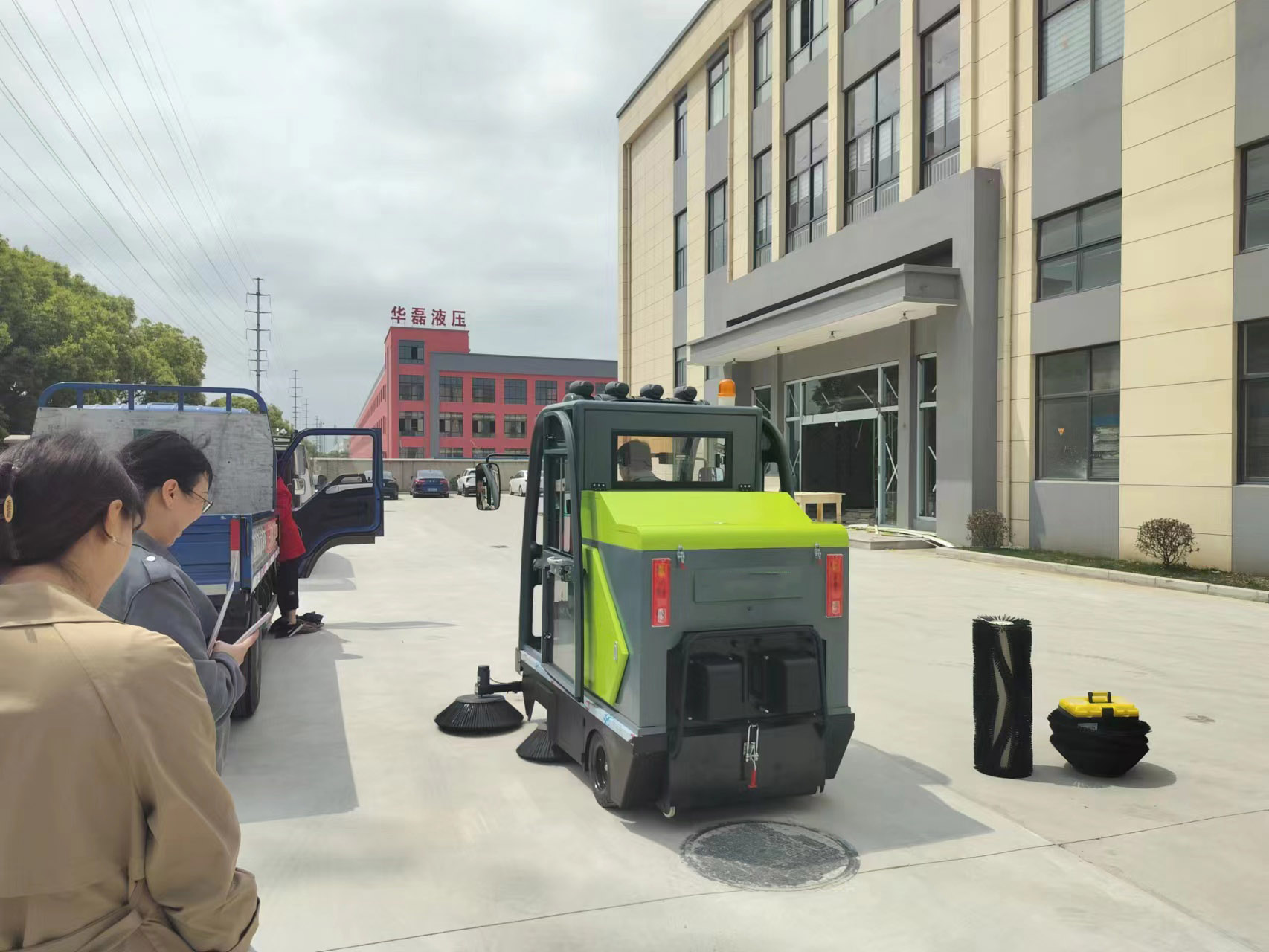 物业驾驶式扫地车助力清洁，提高效率
