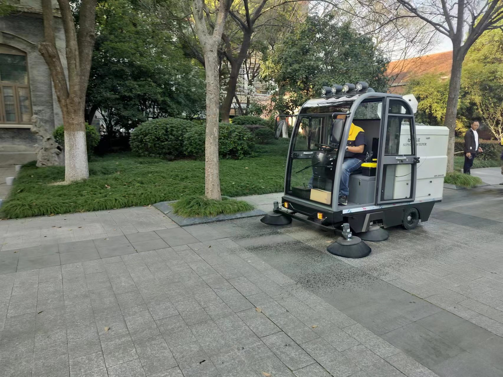 小区户外道路保洁新助力——小型驾驶扫地机