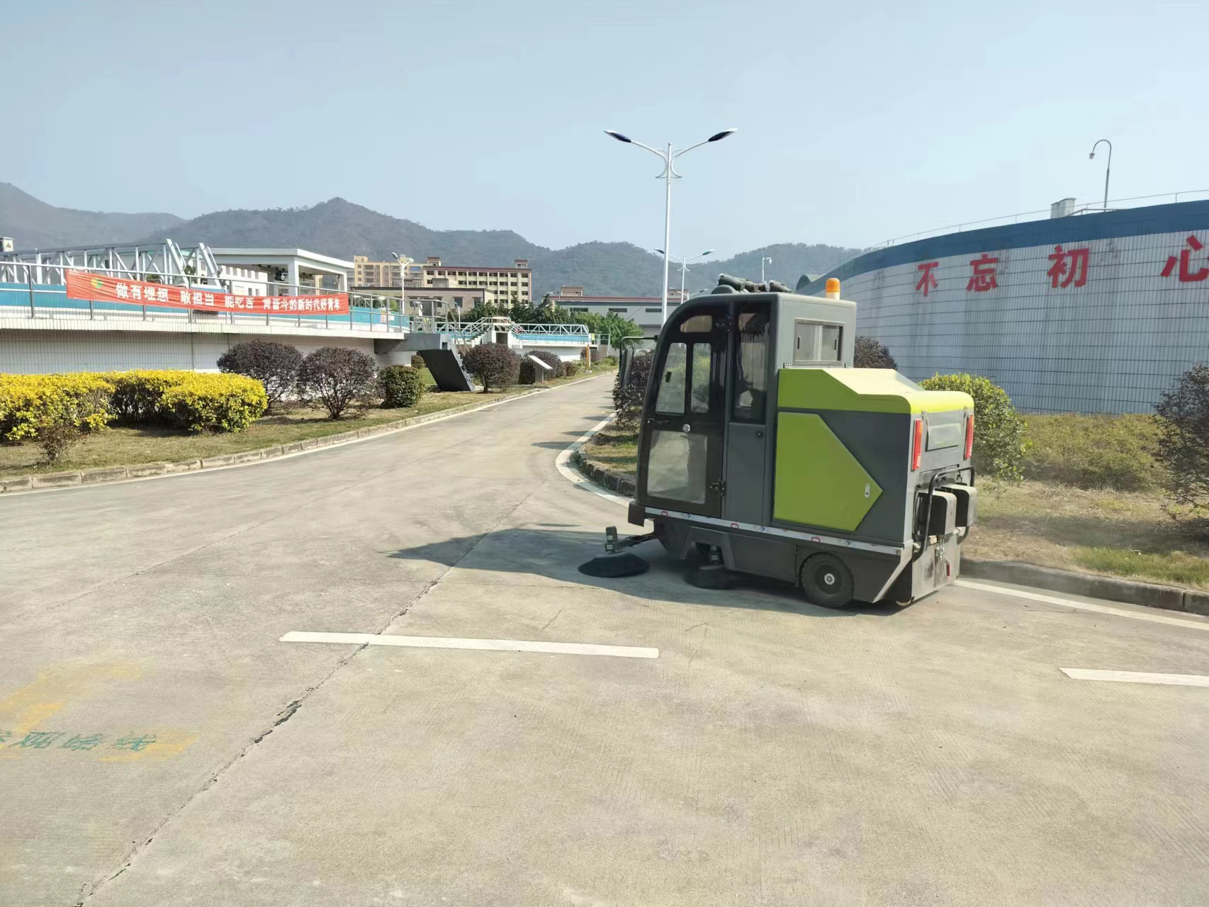 驾驶式清扫扫地机