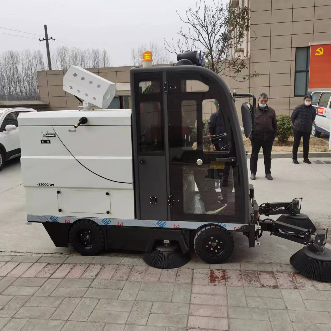 如何选择适合自己的环卫道路清扫车？
