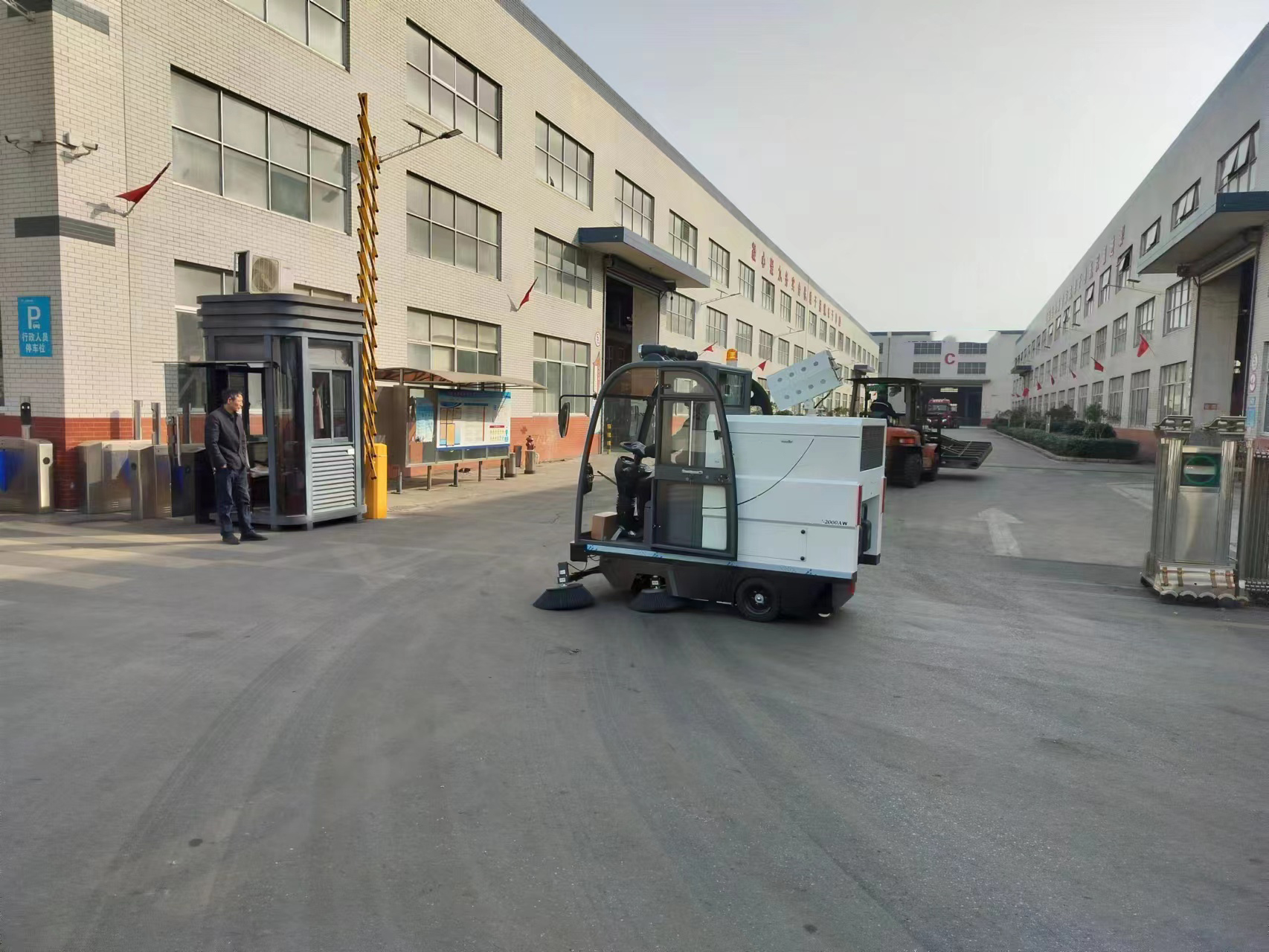 小型驾驶式扫地机就成了库房车间清洁的得力助手
