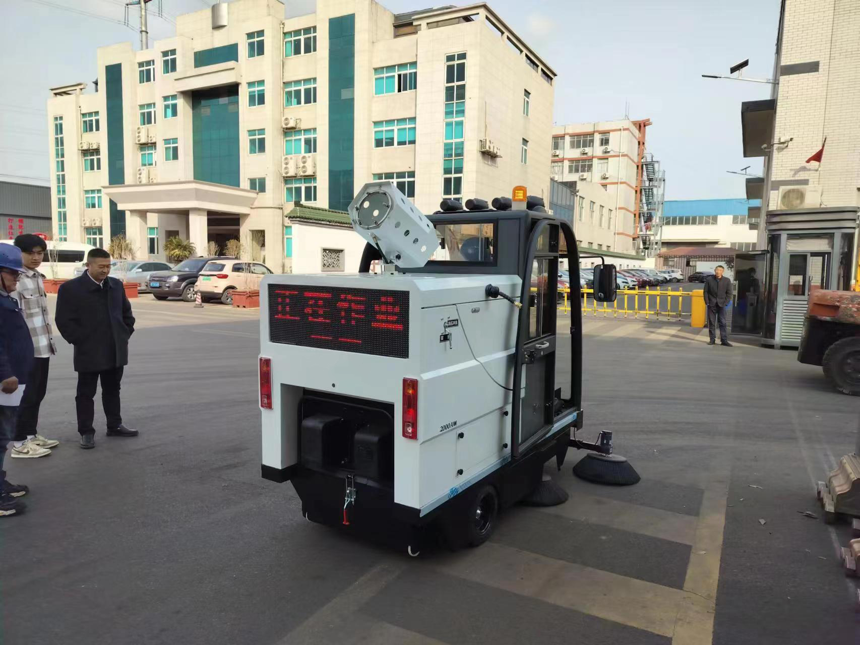 小巧灵活的小型环卫清扫车，解决狭窄区域难题