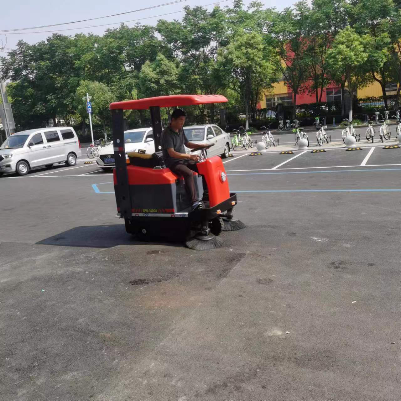 驾驶式小型扫地机