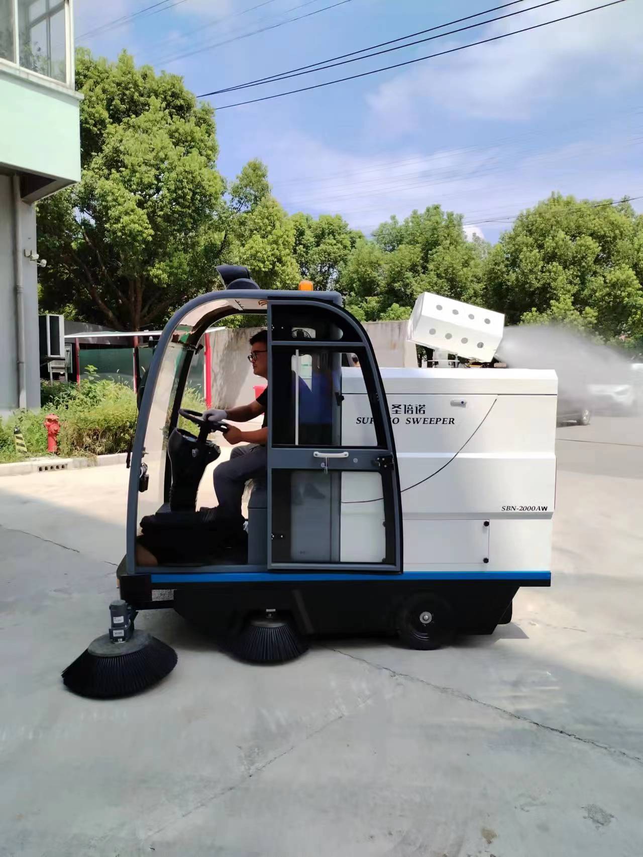 驾驶式扫地车