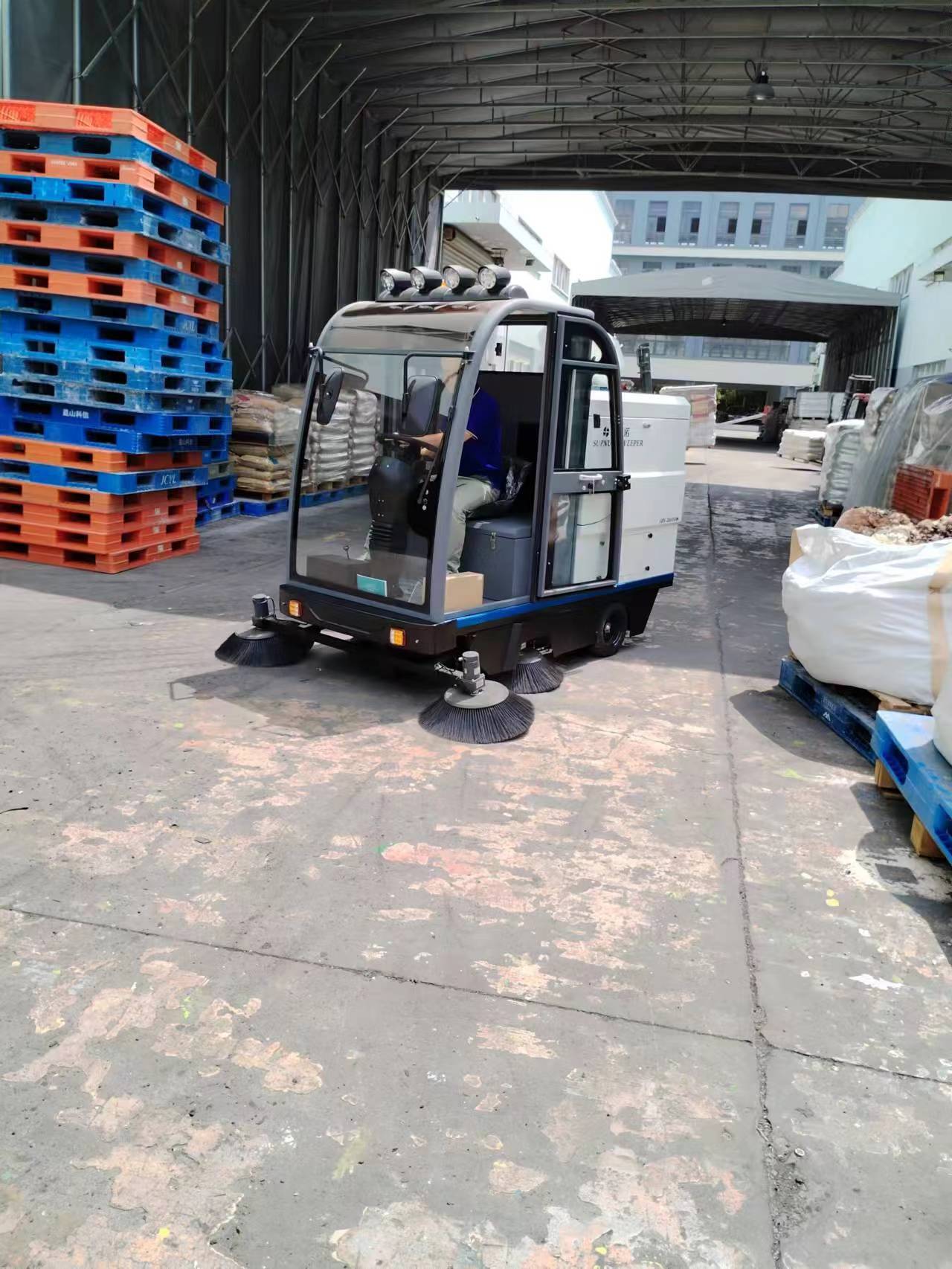 电动扫地车：高效清洁的智能选择