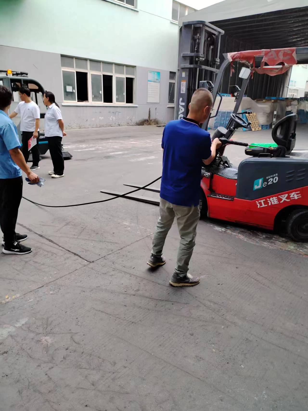 展望未来，电动扫地车行业将面临以下几个主要的发展趋势