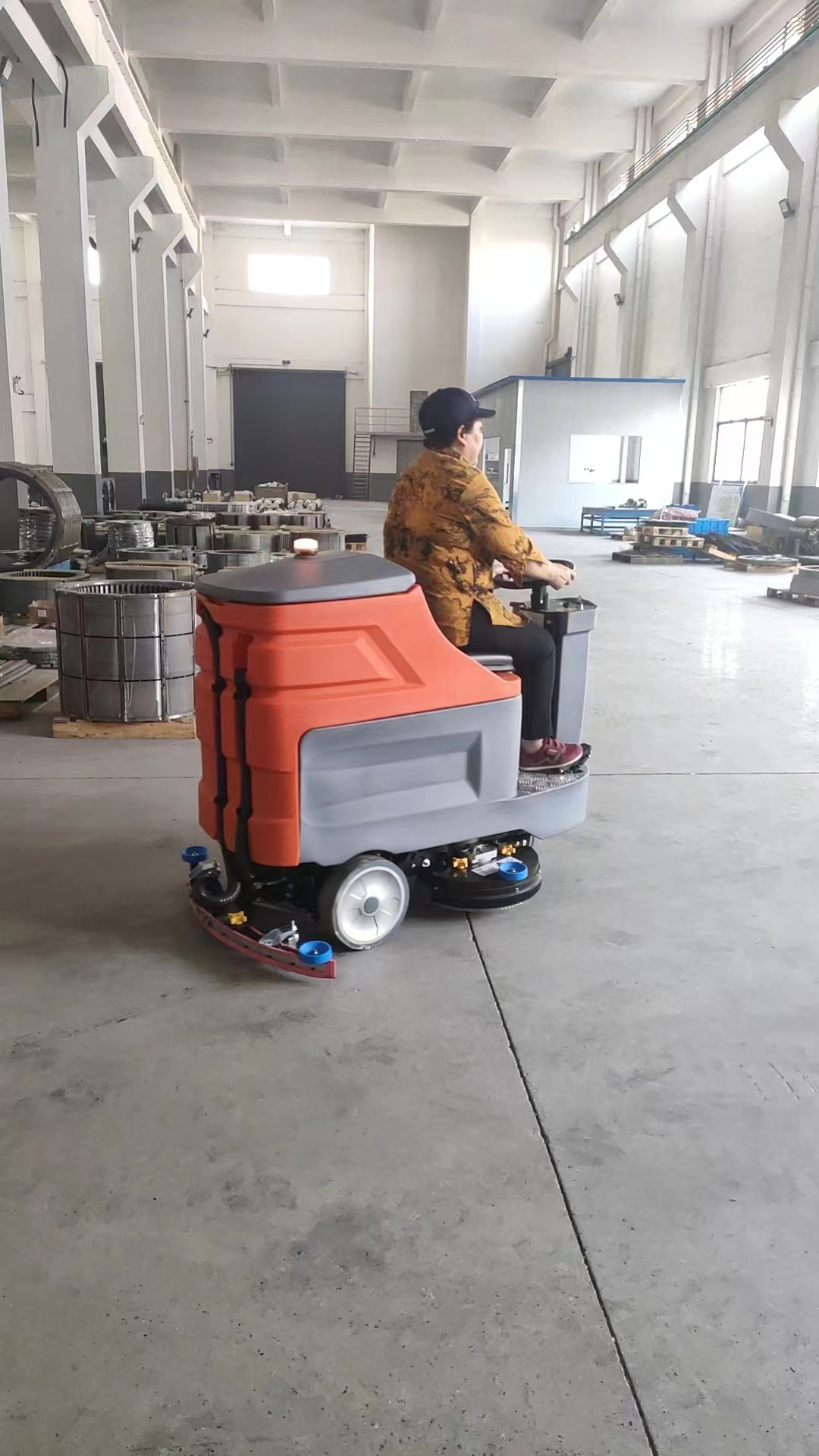 春季景区清洁新选择：小型马路清扫车 