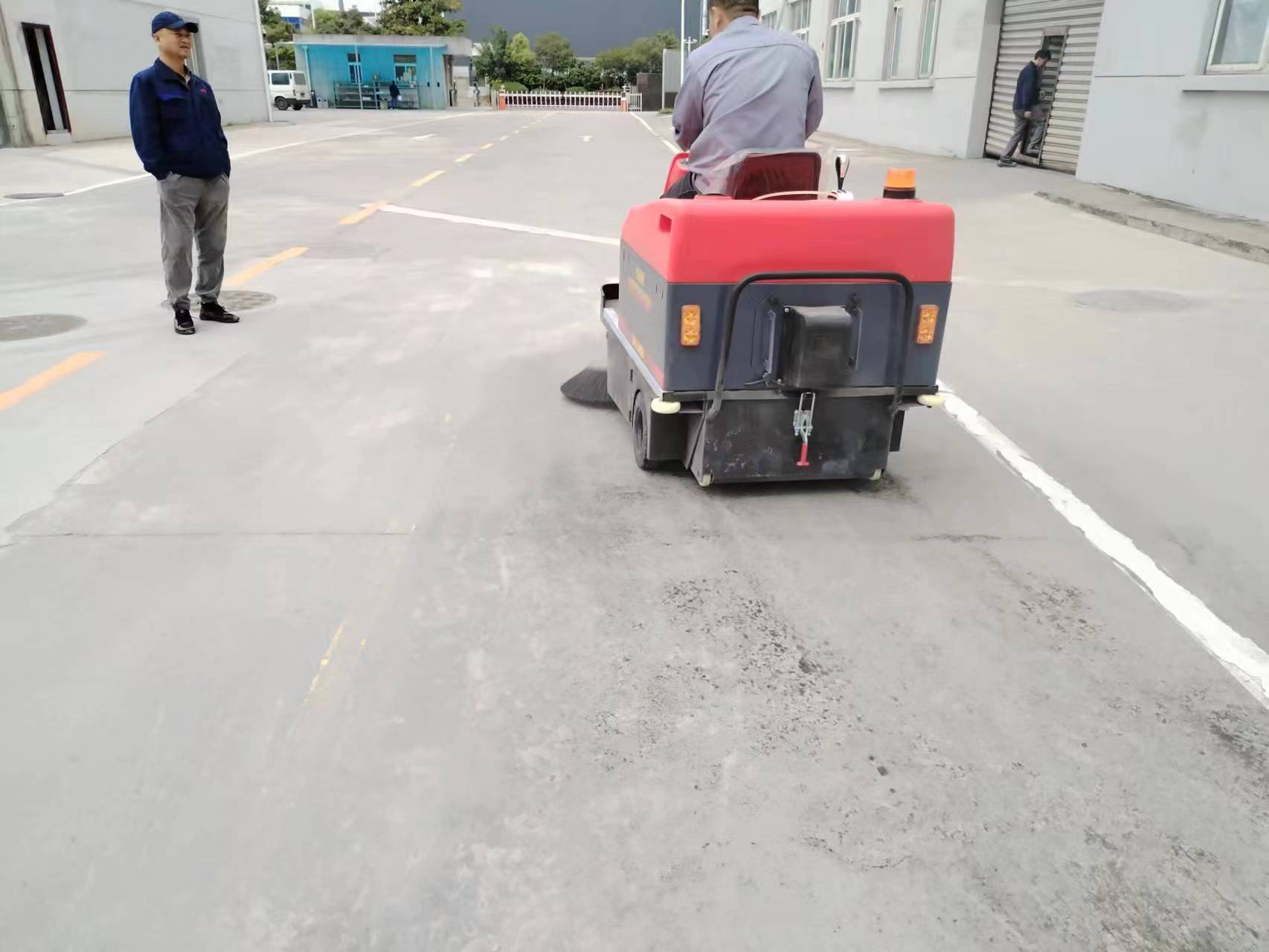  全封闭清扫车：城市清洁的新革命