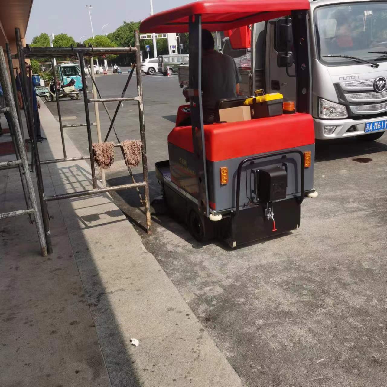 驾驶扫地车：清洁新革命