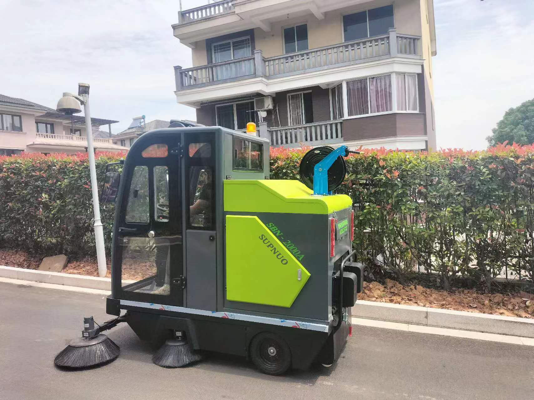 电动扫路车成为市政环卫街道保洁的新选择