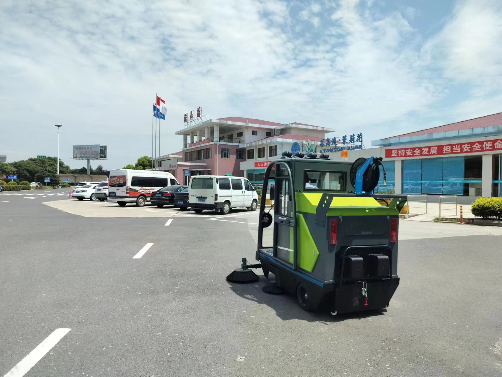 清扫车在城市环境管理中发挥着至关重要的作用